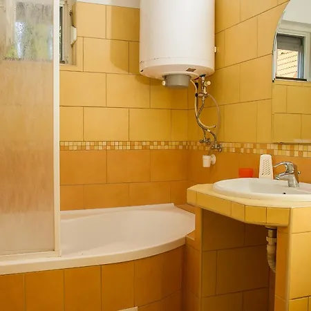 Familia Nyaralo 163 *