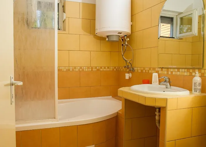 Familia Nyaralo 163 *